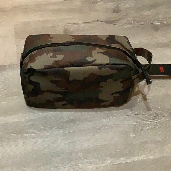 Levi's Camouflage Men's toiletries Bag - Picture 3 of 7